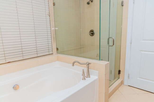 Building Photo - Luxury Two Bedroom Unit in  Downtown Business District