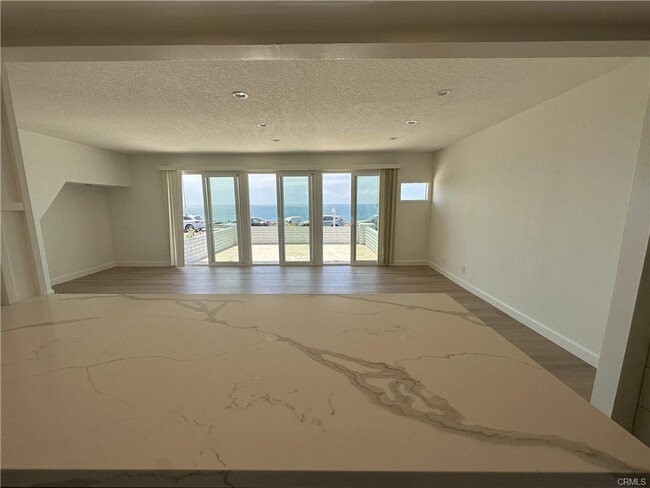 Building Photo - 320 Paseo De La Playa