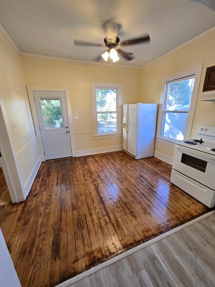 Building Photo - 116 Albert St