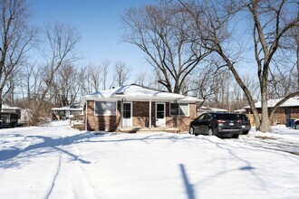 Building Photo - "Charming 2-Bed Duplex Gem on E 43rd St – ...