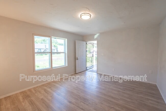 Building Photo - 2208 Hardin Dr