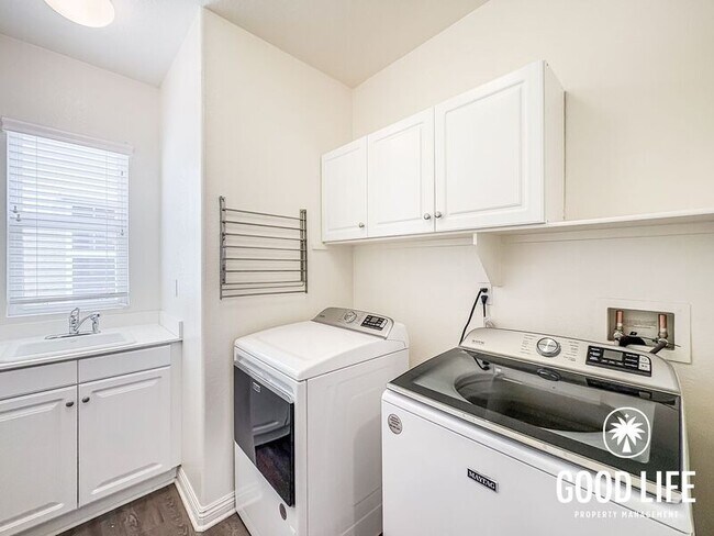 Building Photo - 3896 Lake Cir Dr