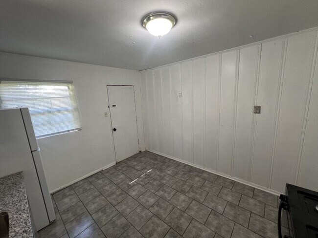 Building Photo - Charming 2 Bedroom Duplex on Sunshine Rd