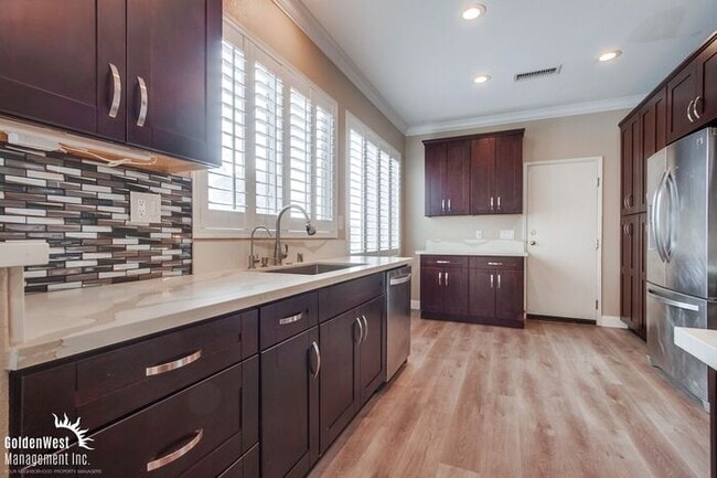 Building Photo - Elegant 2Bdm 2.5Ba Home in the Desirable I...
