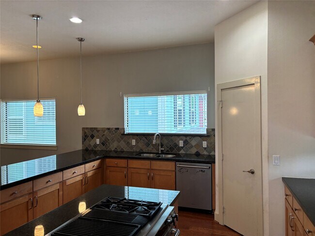 Building Photo - 1510 W 26th St