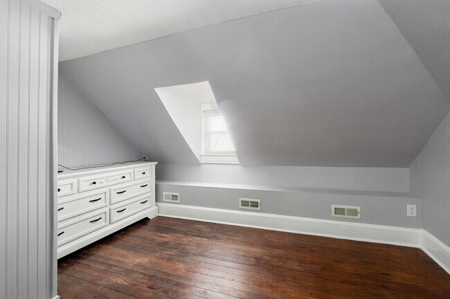 Building Photo - Charming Country Home — 4 Bed | 1 Bath | 1,500 Sq Ft