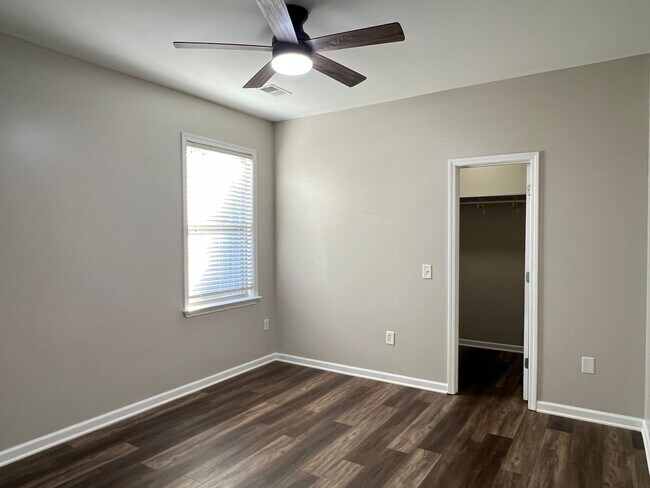 Building Photo - Beautiful Home w/Lots of Extras