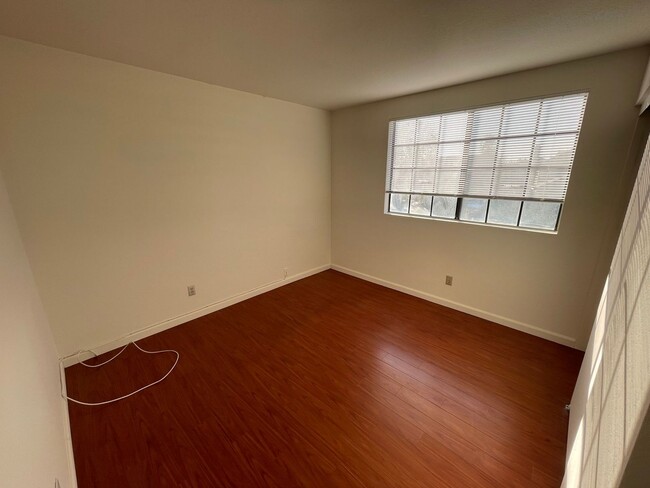 Building Photo - LARGE 4 BEDROOM HOME IN MORENO VALLEY FOR ...