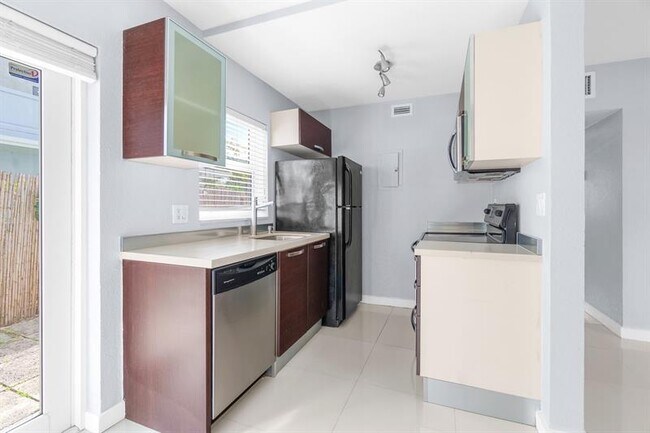 Building Photo - 416 NE 15th Ave