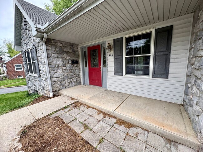 Building Photo - 3 Bedroom 2.5 Bathroom Home Available in Elizabethtown!