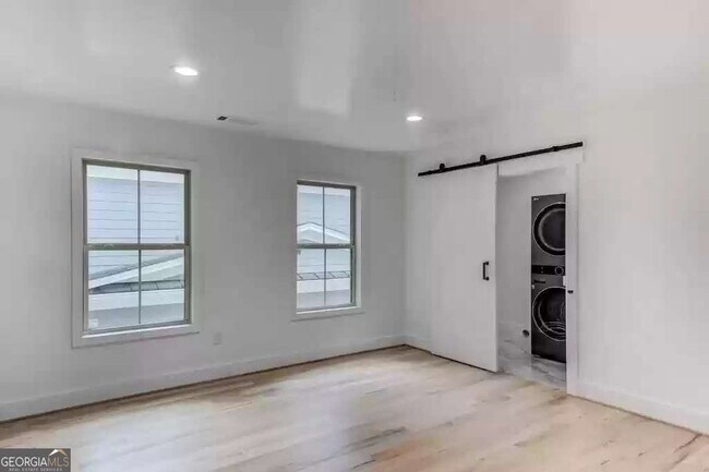Building Photo - 253 Lamon Ave SE