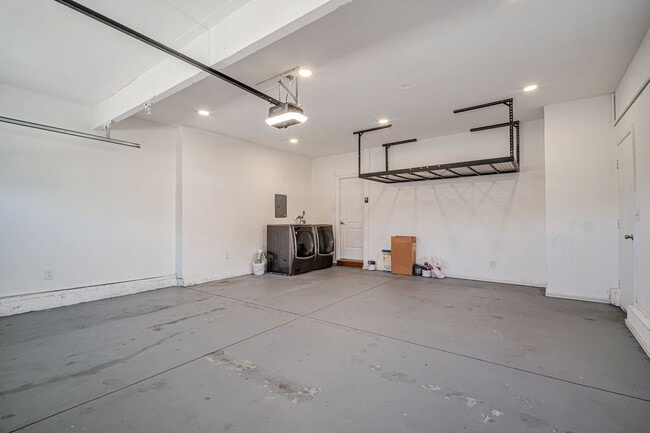Building Photo - Charming 3BR/2BA Single Family Home for re...