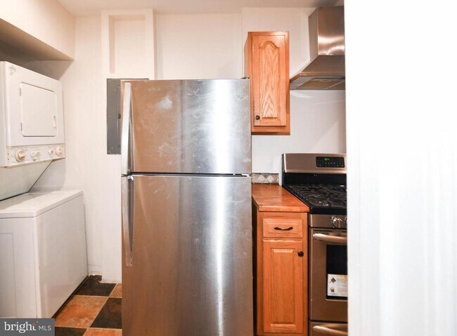 Building Photo - 1729 Gales Pl NE