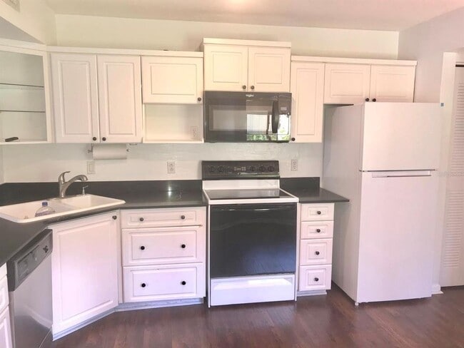 Building Photo - 112 Oakwood Village Cir