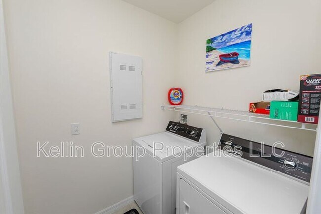 Building Photo - 833 Ambleside Dr