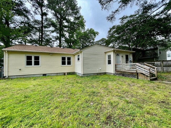 Building Photo - 5621 Larry Ave