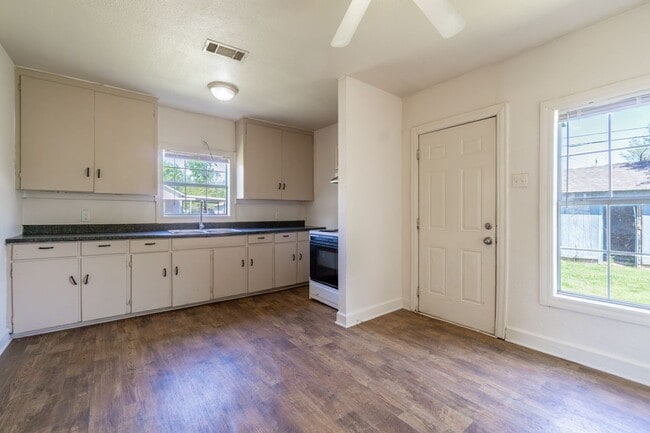 Building Photo - Cute two bedroom one bath (850 sf) home wi...