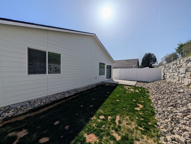 Building Photo - Newer 3-Bed, 2-Bath Home in East Wenatchee!