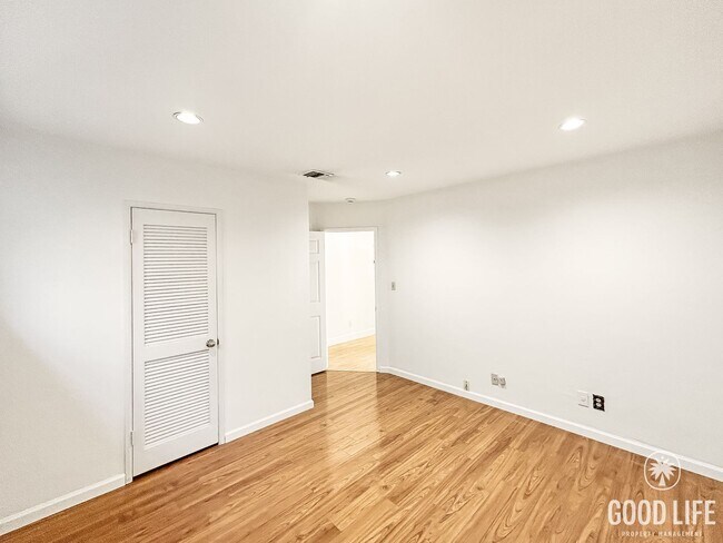 Building Photo - Beautiful 3BD/2BA W/ Private Pool, Garage, and A/C in Ocean Beach!