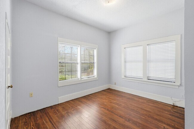 Building Photo - 516 Mill St