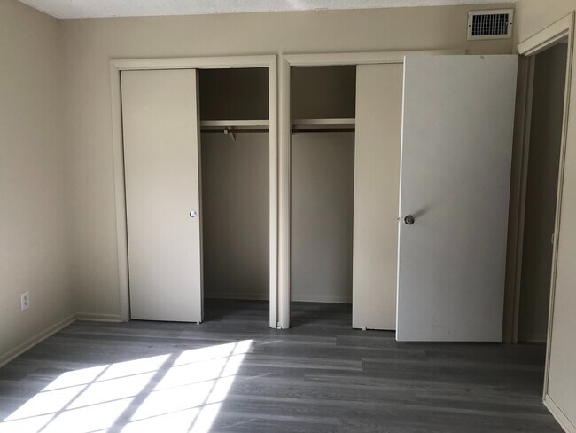 Building Photo - Sunquest Apartments