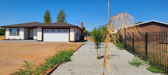 Building Photo - NEWER HOME ON ACRE HUGE LOT!