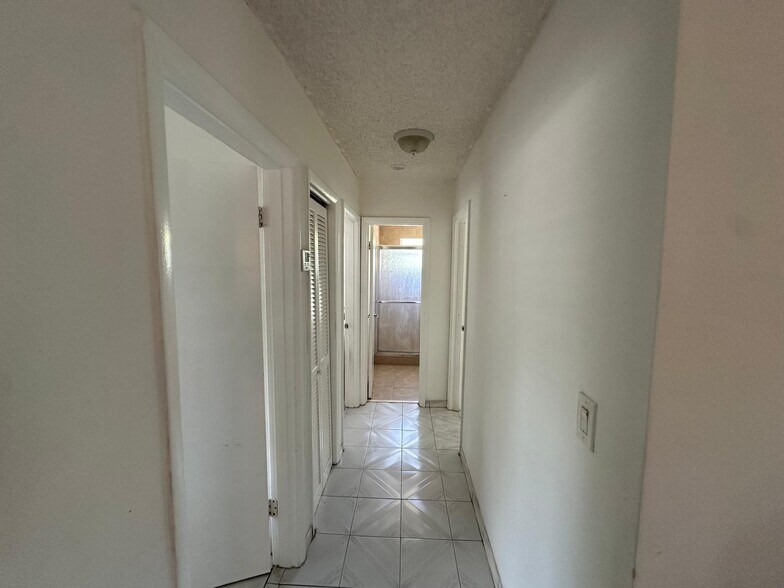 Building Photo - 881 SW 66th Ave
