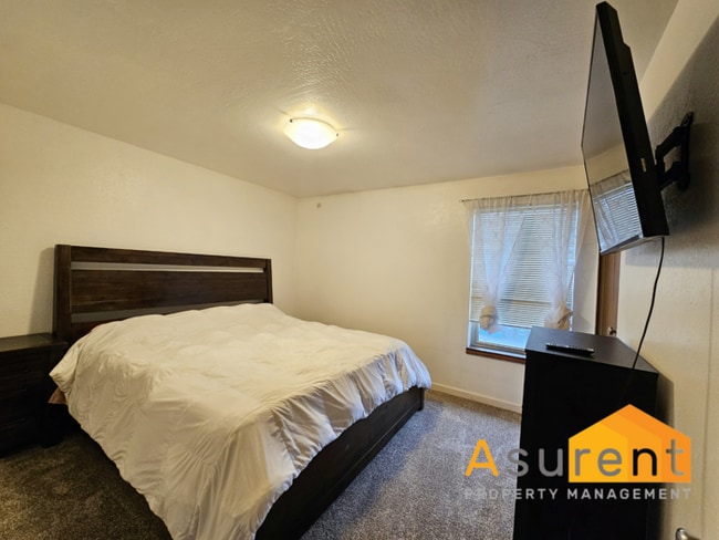 Building Photo - Fully Furnished Private Setting Townhouse, 2 Bedroom- 1.5 Bathroom, centrally located in Ashland