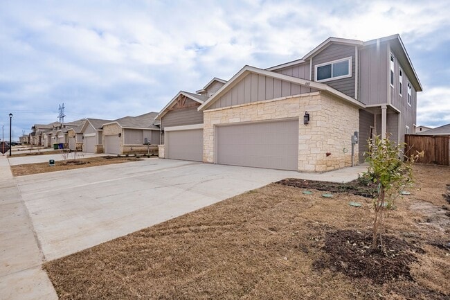 Building Photo - AVAILABLE NOW! GORGEOUS 4 BEDROOM DUPLEX LOCATED IN MIDLOTHIAN ISD!