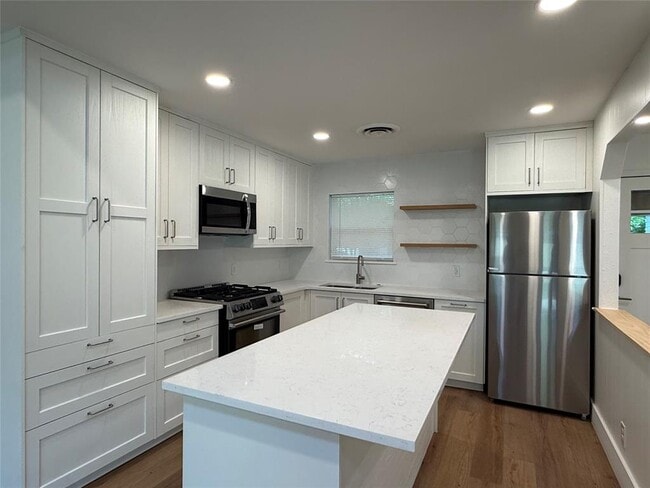 Building Photo - 6712 Bryn Mawr Dr