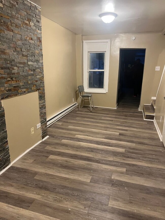 Building Photo - 3 Bedroom House