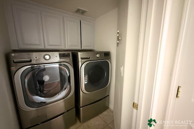 Building Photo - Townhome in the Peninsula's Most Walkable Neighborhood