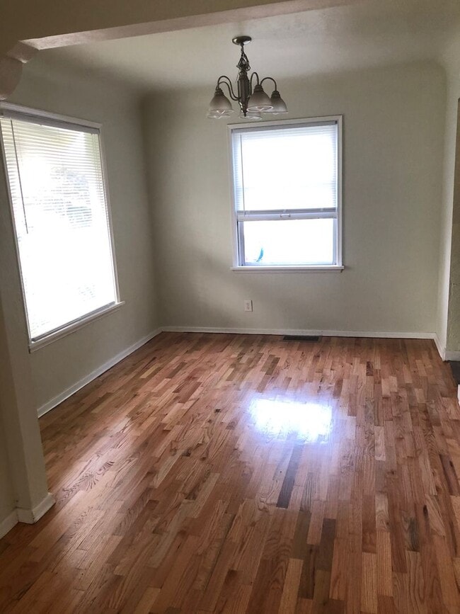 Building Photo - Home in Bremerton.