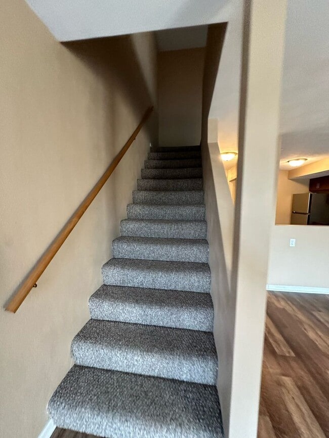 Building Photo - 2 Bedroom 1.5 Bath Spacious Townhome