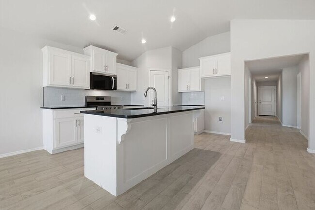 Building Photo - Beautiful 4 Bed / 2 Bath Home with Open Layout in Owasso