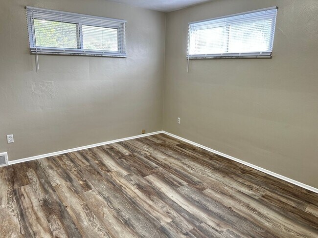 Building Photo - 3 Bed 1.5 Bath with an Additional Bedroom