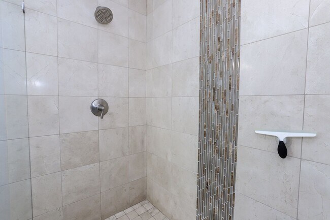 Building Photo - 4 Bed / 2 Bath Updated Redwood City Home w...