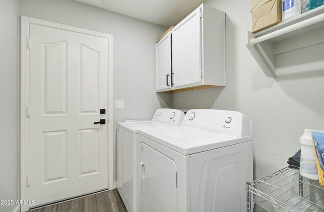 Building Photo - 372 W Larona Ln