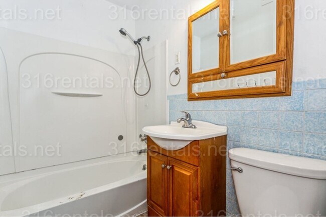 Building Photo - $1220 - 3 bed 1 bath - Single Family Home