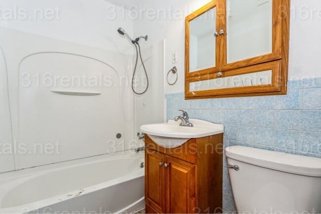 Building Photo - $1245 - 3 bed 1 bath - Single Family Home