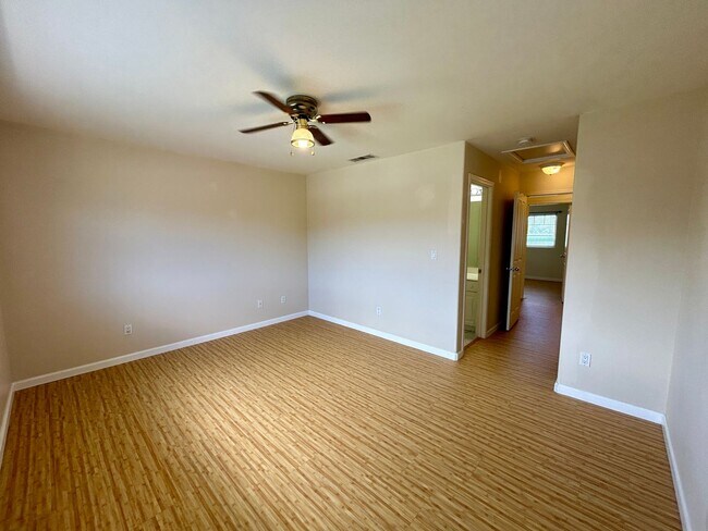 Building Photo - Spacious Townhouse with Central AC, Garage...