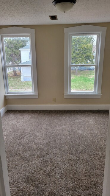 Building Photo - 800 E 6th St