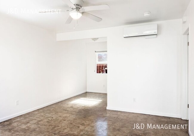 Building Photo - Cozy Apartment with A/C and Heating in Nor...