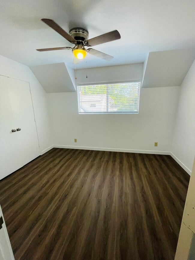 Building Photo - 2/1 rear unit in Land Park