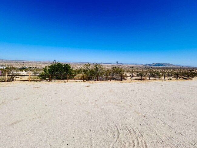 Building Photo - Updated 3 bd, 2 ba on 1.98 Acres with Hot Tub!