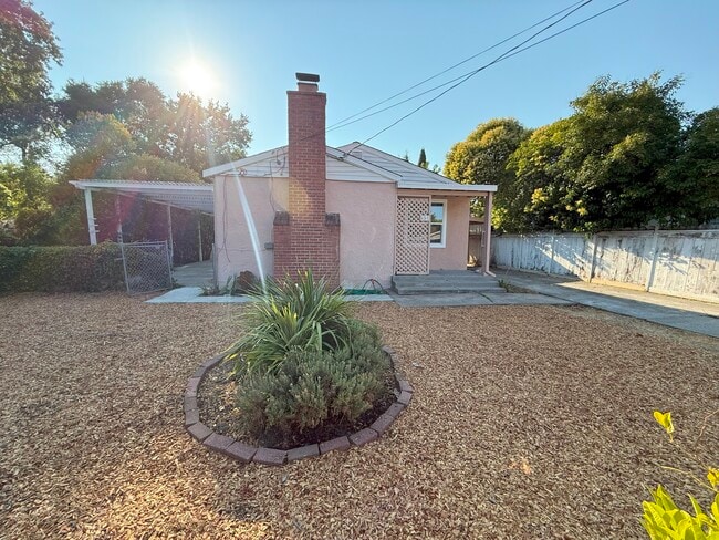 Building Photo - 851 Pine Ave