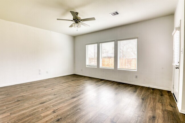 Building Photo - 420 Magnolia Ln