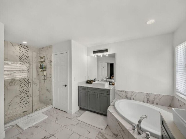 Building Photo - 6017 Newport Village Way