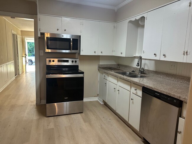 Building Photo - 324 Azalea St