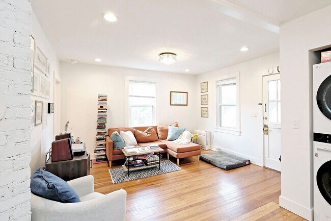 Building Photo - Charming & Updated Pet-Friendly Belmont Rental